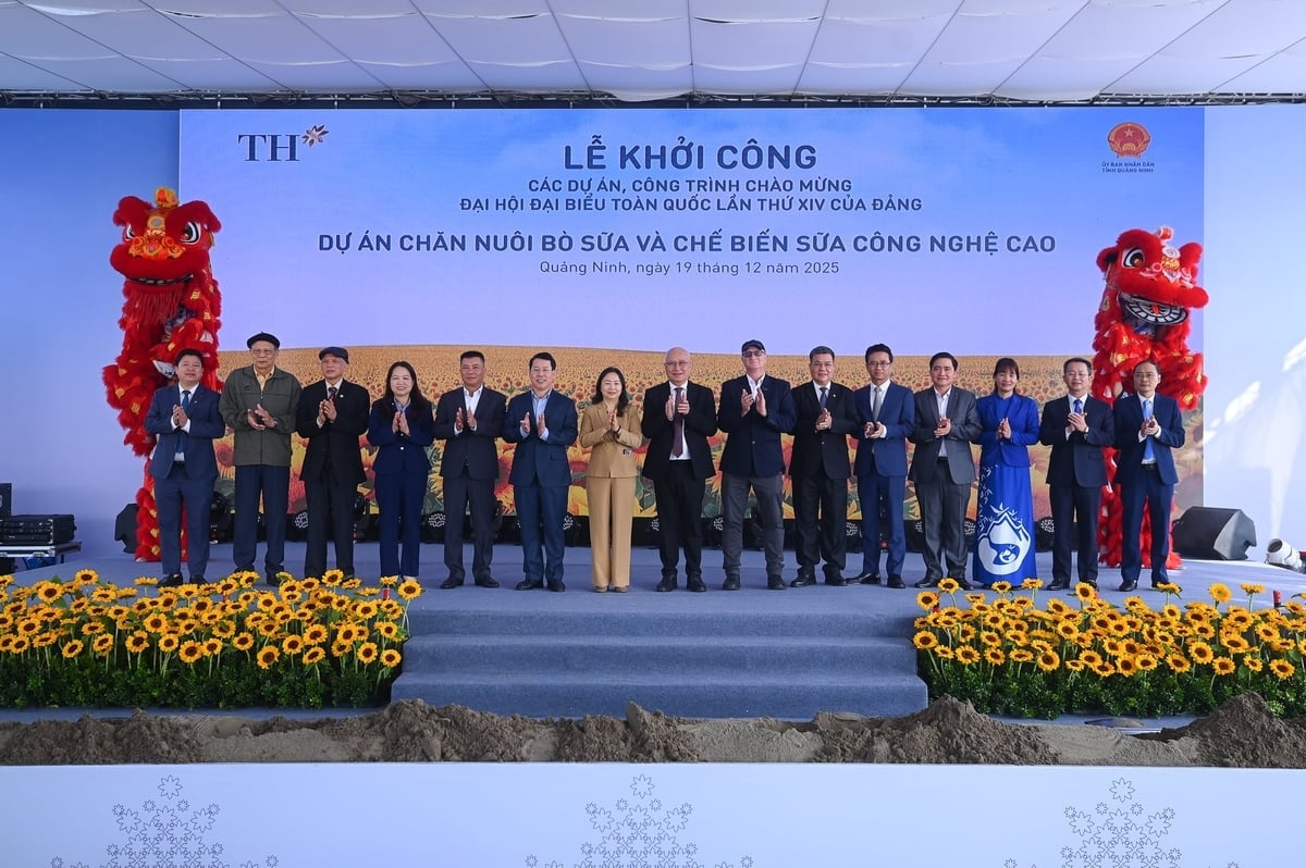 Lãnh đạo Tập đoàn TH và tỉnh Quảng Ninh cùng các đại biểu sau lễ khởi công dự án. Ảnh: Tùng Đinh.