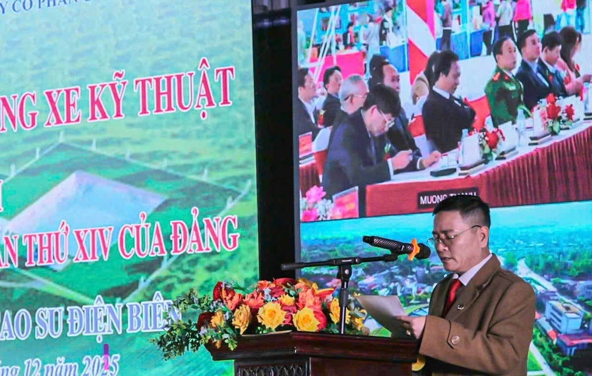 Herr Nguyen Ngoc Cam, generaldirektör för Dien Bien Rubber Joint Stock Company, talar vid invigningsceremonin för gummibearbetningsanläggningen i Dien Bien. Foto: Hoang Chau. Ông Nguyễn Ngọc Cẩm, Tổng Giám đốc Công ty Cổ phần Cao su Điện Biên phát biểu tại buổi lễ khánh thành nhà máy chế biến mủ cao su Điện Biên. Ảnh: Hoàng Châu.