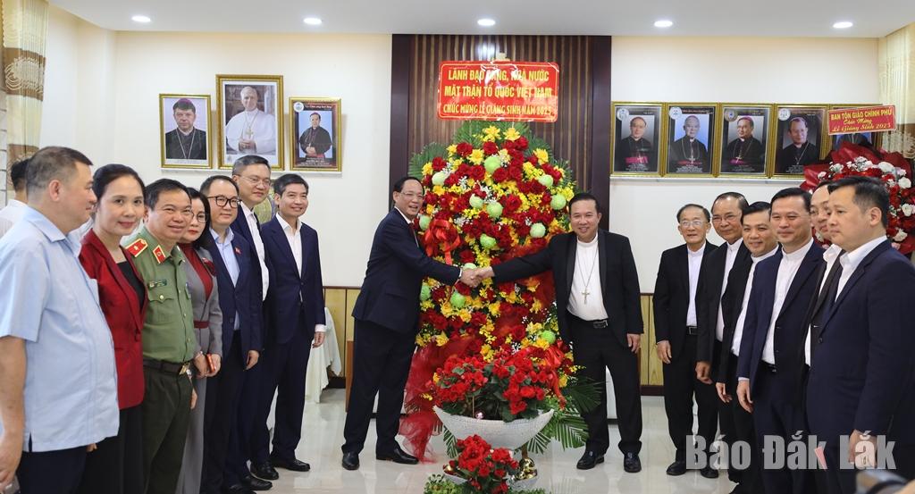 អនុប្រធានរដ្ឋសភា ឧត្តមសេនីយ៍ឯក ត្រឹន ក្វាង ភឿង និងគណៈប្រតិភូបានប្រគល់ផ្កាអបអរសាទរវិមានប៊ីស្សព Ban Me Thuot ក្នុងឱកាសបុណ្យណូអែល។