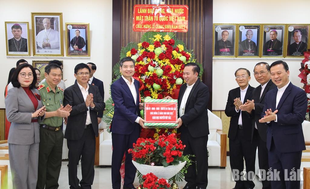 លោក Ta Anh Tuan អនុលេខាគណៈកម្មាធិការបក្សខេត្ត និងជាប្រធានគណៈកម្មាធិការប្រជាជនខេត្ត Dak Lak បានប្រគល់ផ្កា និងអំណោយអបអរសាទរការិយាល័យប៊ីស្សពនៃភូមិភាគ Ban Me Thuot ក្នុងឱកាសបុណ្យណូអែល ឆ្នាំ២០២៥។