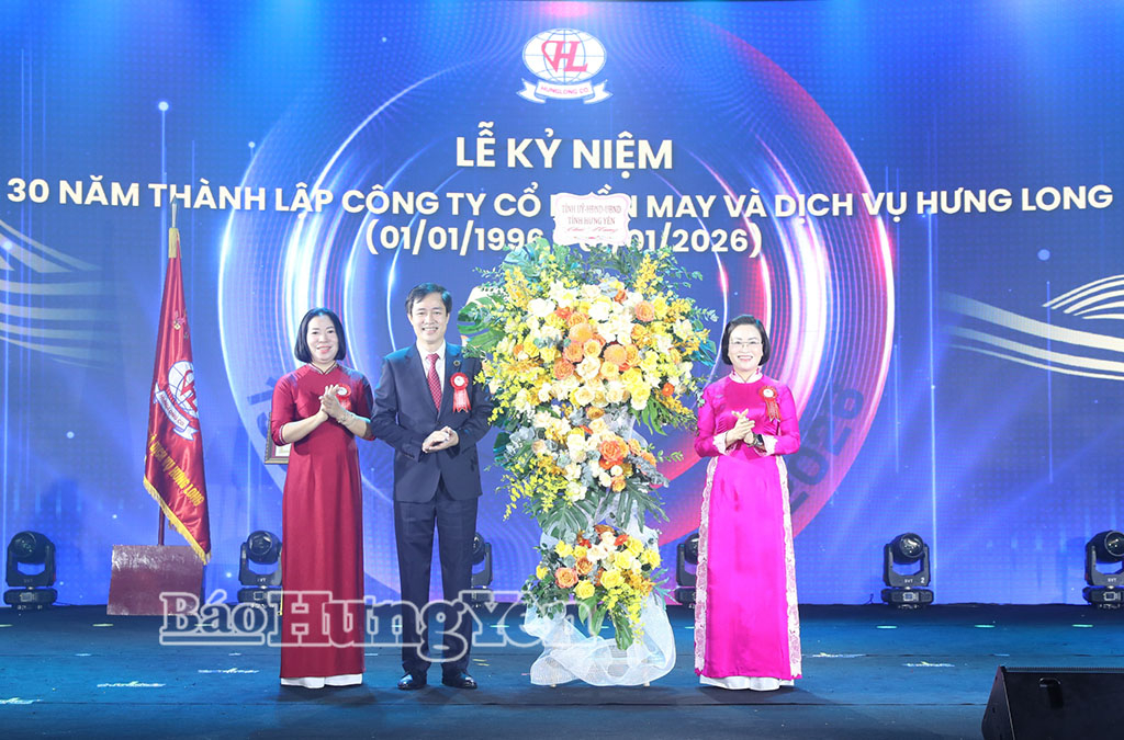 សមមិត្ត ត្រាន់ ធីថាញ់ ធុយ សមាជិកគណៈកម្មាធិការអចិន្ត្រៃយ៍នៃគណៈកម្មាធិការបក្សខេត្ត លេខាធិការគណៈកម្មាធិការបក្ស និងជាប្រធានក្រុមប្រឹក្សាប្រជាជនសង្កាត់មីហាវ បានប្រគល់ផ្កាអបអរសាទរដល់ក្រុមហ៊ុន Hung Long Garment and Service Joint Stock Company។