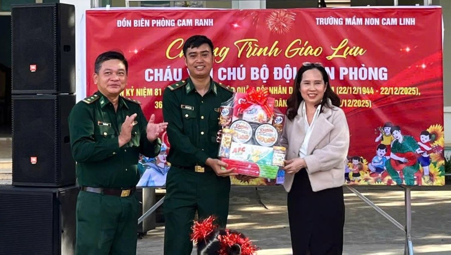 Lãnh đạo Trường Mầm non Cam Linh tặng quà chúc mừng đơn vị nhân dịp 22-12.