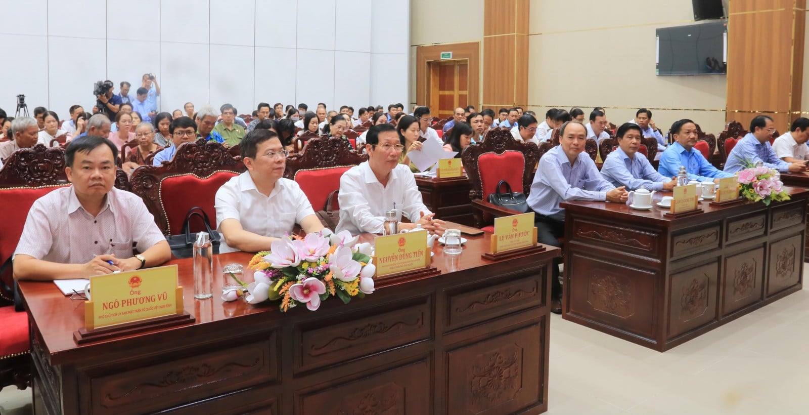 Đại biểu tham dự buổi tiếp xúc cử tri