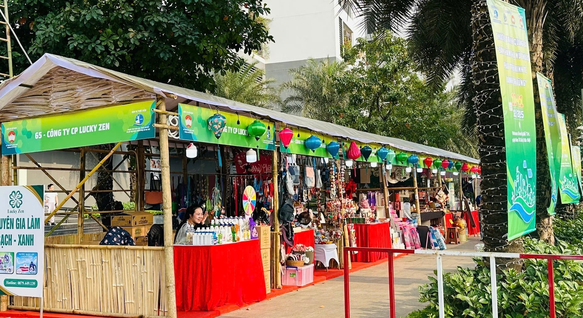 Chương trình là hoạt động thiết thực nhằm kết nối, quảng bá các sản phẩm thực hiện chuyển đổi xanh, sản phẩm OCOP của doanh nghiệp, hợp tác xã, cơ sở sản xuất kinh doanh, ưu tiên các đơn vị do phụ nữ làm chủ. Ảnh: Nguyễn Thủy.