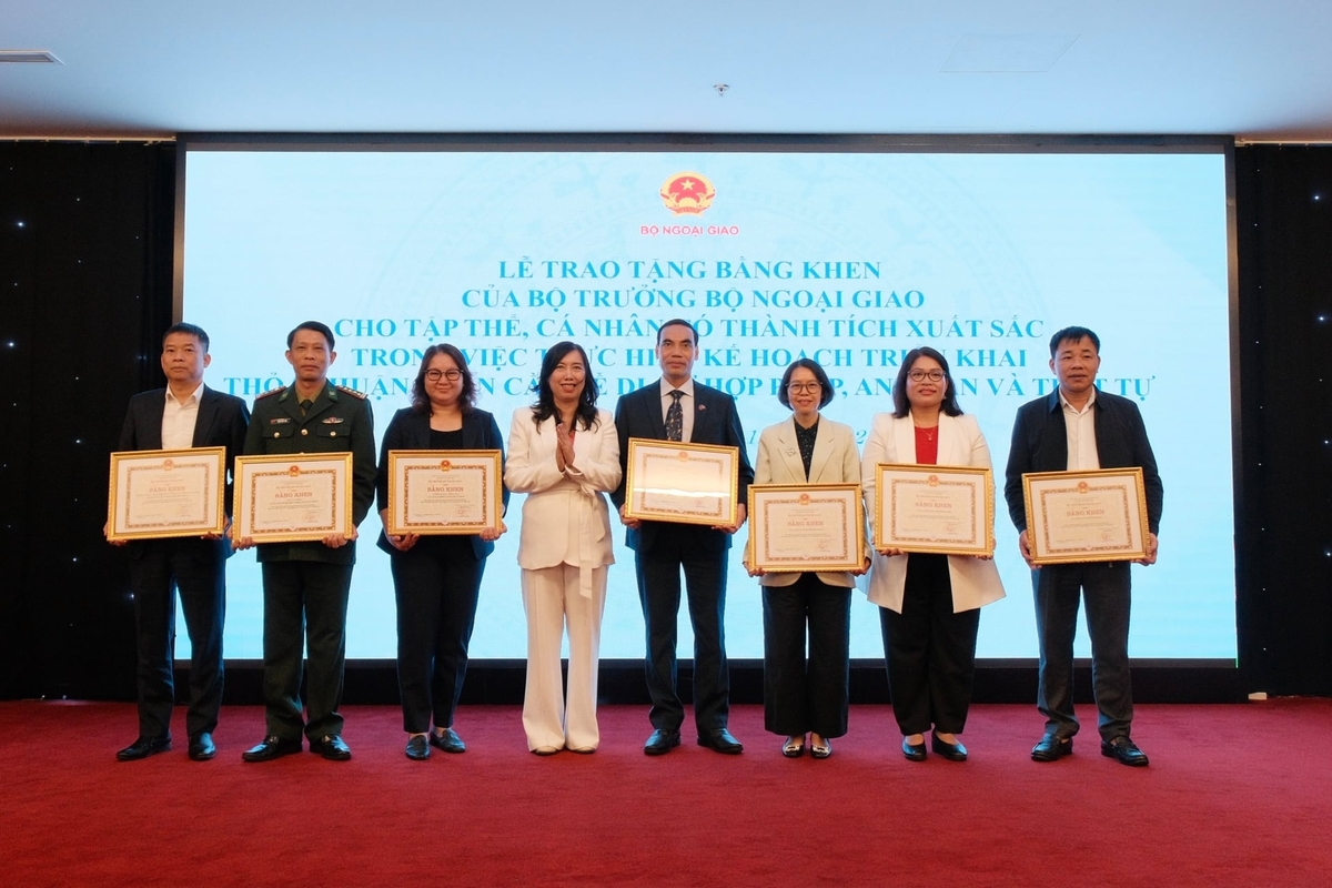 Bộ Ngoại giao đã trao tặng Bằng khen Bộ trưởng Bộ Ngoại giao cho những tập thể, cá nhân có thành tích xuất sắc trong việc thực hiện Kế hoạch triển khai Thỏa thuận GCM giai đoạn 2020-2025. Ảnh:&nbsp;Quỳnh Chi.