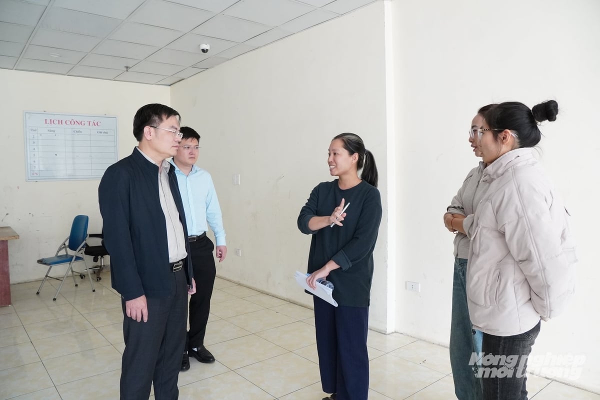 Ông Hoàng Văn Đồng - Giám đốc Sở Xây dựng Thanh Hóa (bên phải) trao đổi và ghi nhận các ý kiến phản ánh của cư dân tại chung cư CC1. Ảnh: Quốc Toản.