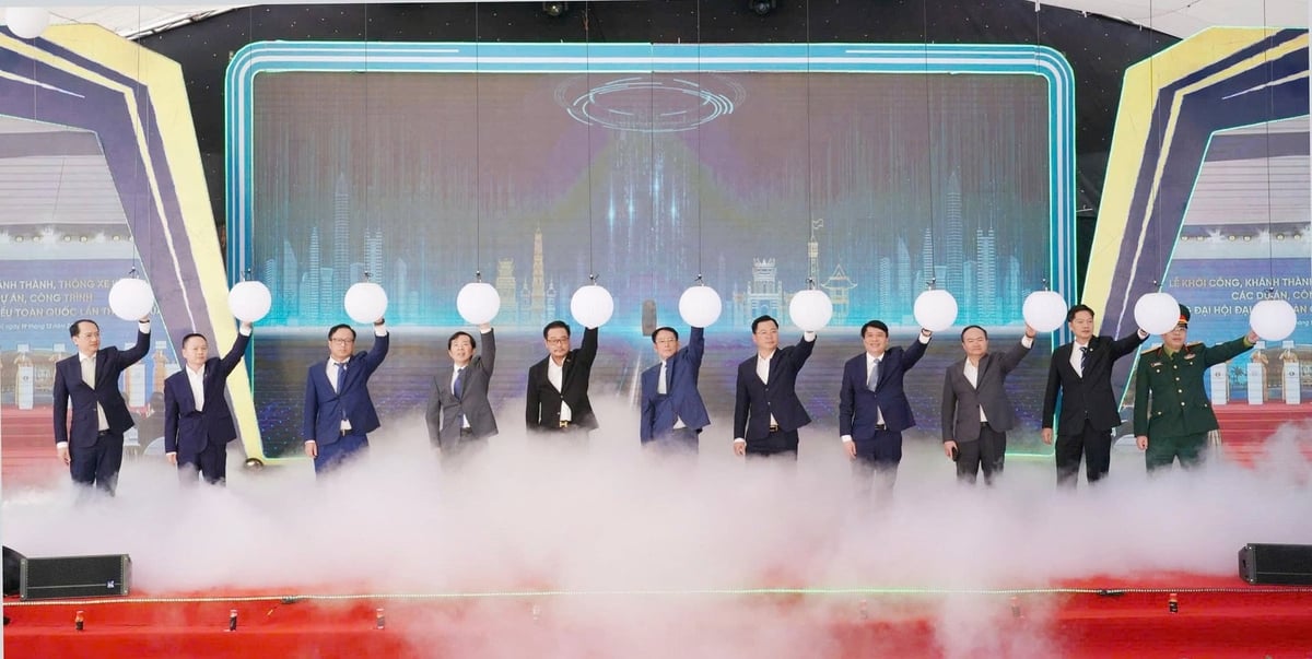 Các đại biểu thực hiện nghi thức khởi công dự án đường sắt đô thị số 5 của Hà Nội kết nối từ Văn Cao đến Hòa Lạc. Ảnh: Sở VHTTHN.