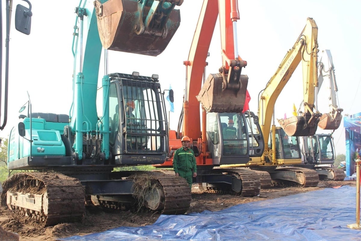 Nhiều phương tiện cơ giới được điều động tại Lễ khởi công Dự án. Ảnh: Sở VHTTHN.
