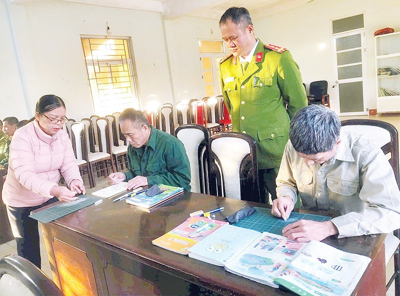 Trainees at the Lang Son Provincial Drug Rehabilitation Center receive supplementary education and literacy training from teachers at Tan Doan Commune Primary School.