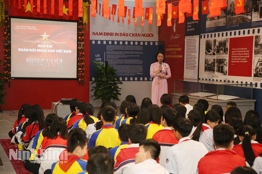 Students from Tran Bich San Secondary School learn about the history and traditions of the Vietnam People's Army. Photo: Nguyen Huong