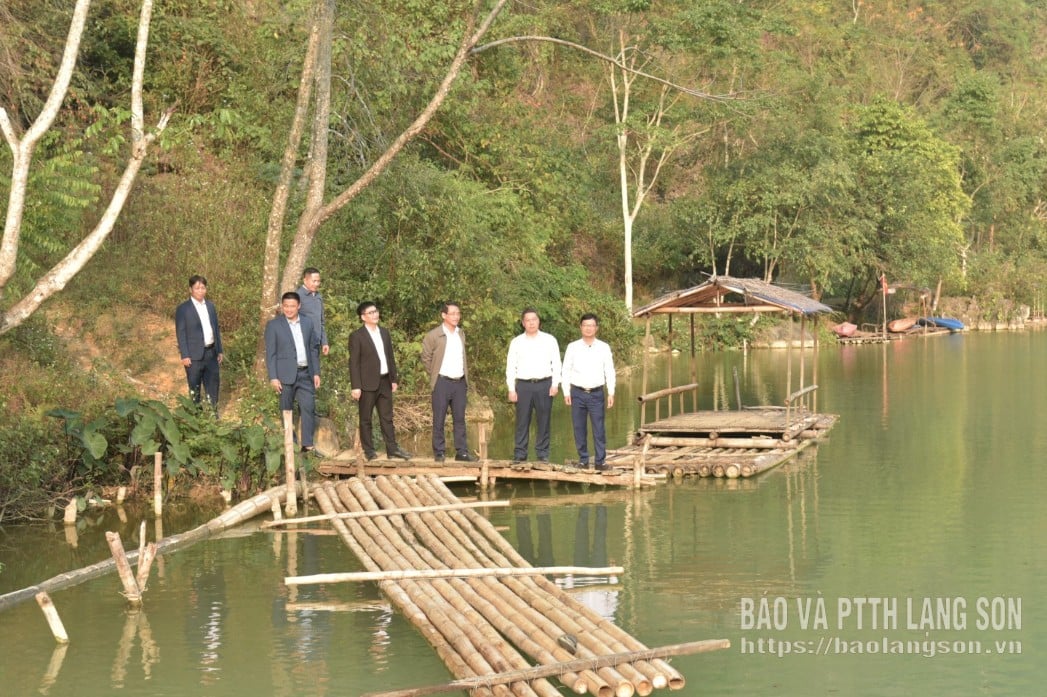 ក្រុមការងារបានធ្វើការស្ទង់មតិនៅទំនប់បាកម៉ូ ក្នុងឃុំហ៊ូវលៀន។