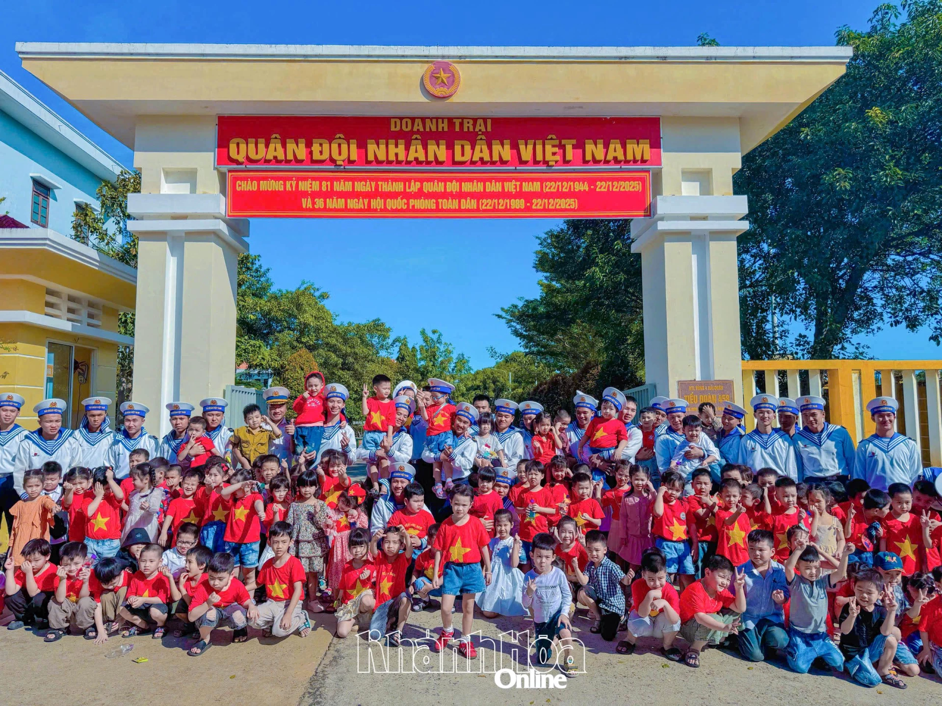 ថតរូបអនុស្សាវរីយ៍ជាមួយកងទ័ពជើងទឹក