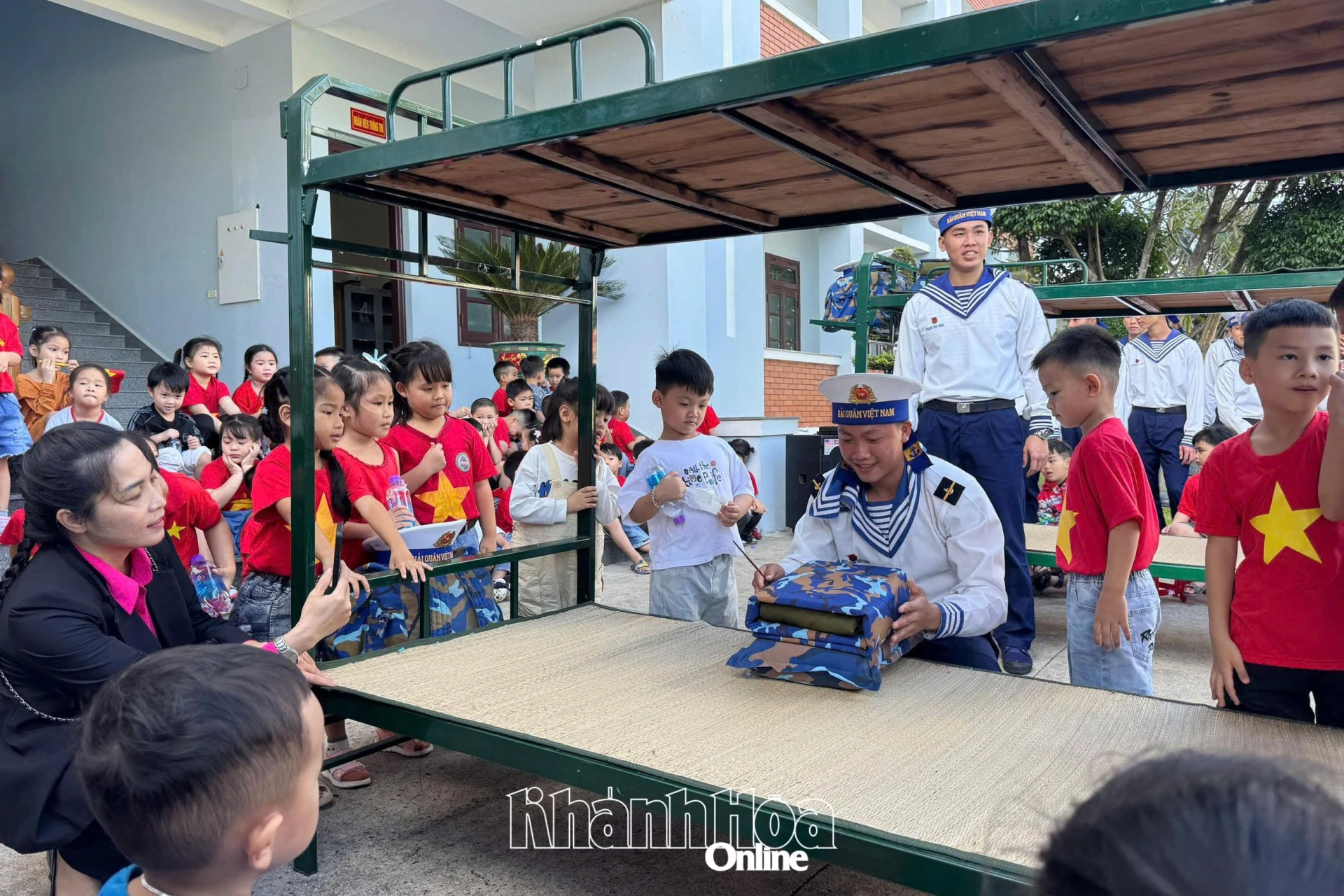 កុមារទទួលបានបទពិសោធន៍សកម្មភាពយោធា។