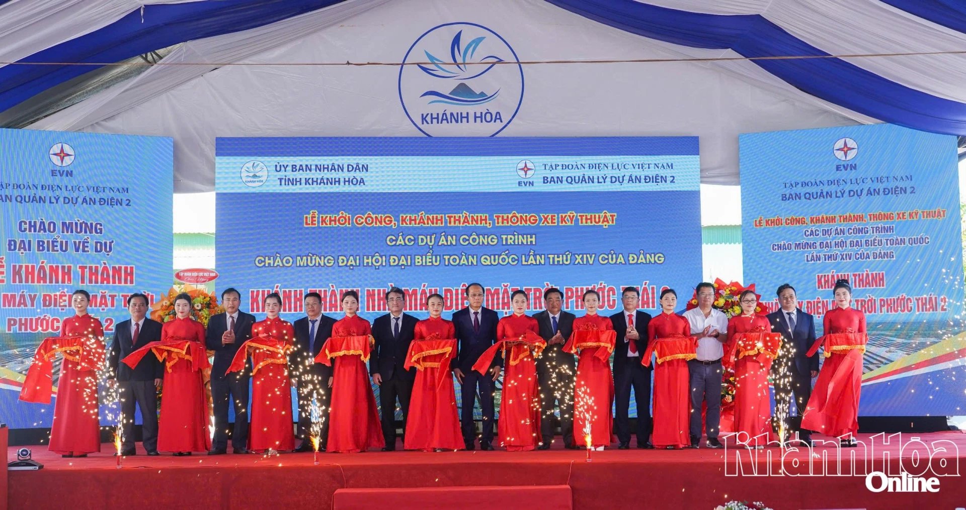 Para perwakilan telah melakukan upacara pemotongan reben bagi merasmikan Loji Janakuasa Solar Phuoc Thai 2.
