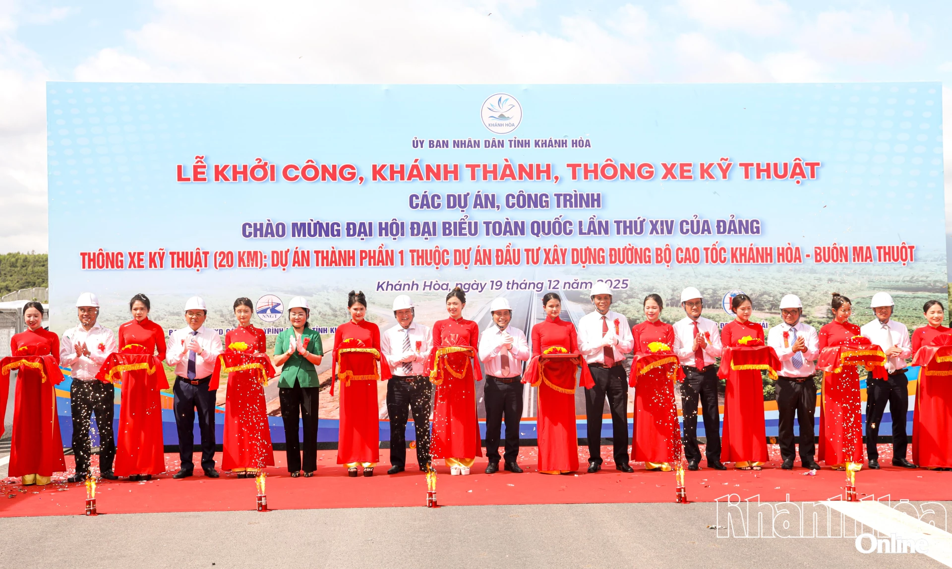 Para perwakilan melakukan upacara pemotongan reben untuk pembukaan teknikal Projek Komponen 1  Projek Pelaburan Pembinaan Lebuhraya Khanh Hoa - Buon Ma Thuot, Fasa 1.