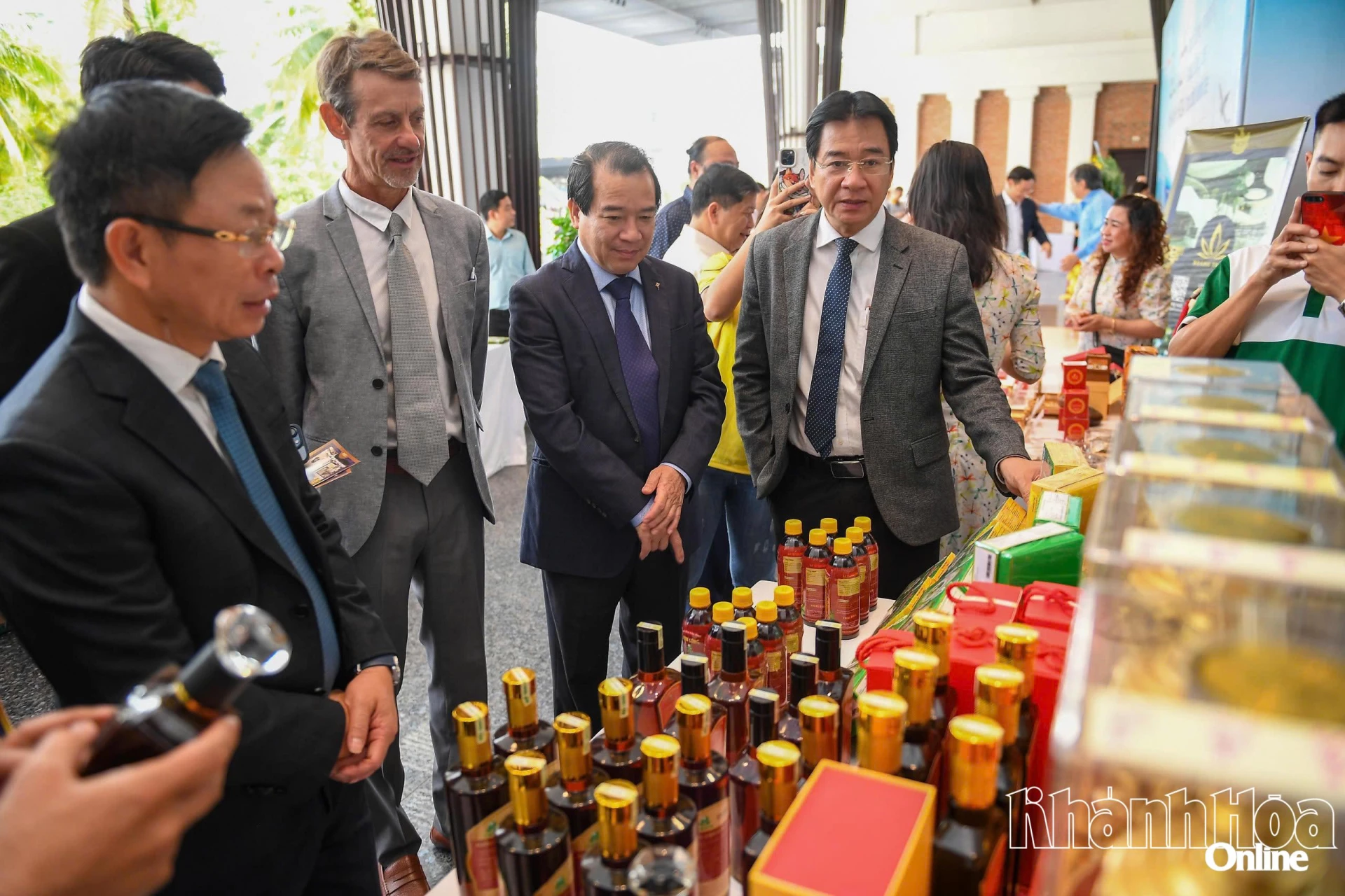 លោក ង្វៀន ឡុង បៀន អនុប្រធានអចិន្ត្រៃយ៍នៃគណៈកម្មាធិការប្រជាជនខេត្ត រួមជាមួយគណៈប្រតិភូ បានទៅទស្សនាផលិតផល OCOP ដែលដាក់តាំងបង្ហាញនៅខាងក្រៅសិក្ខាសាលា។