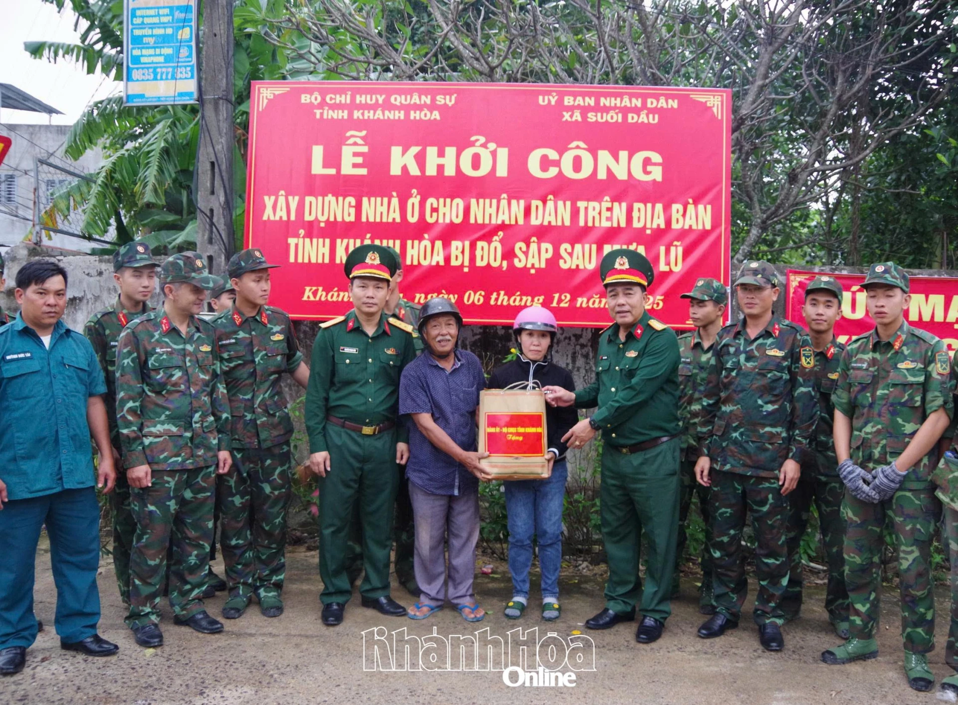 ថ្នាក់ដឹកនាំនៃបញ្ជាការដ្ឋានយោធាខេត្ត បានប្រគល់អំណោយដើម្បីលើកទឹកចិត្តដល់ម្ចាស់ផ្ទះ និងក្រុមជាងសំណង់ ដែលបានជួយសាងសង់ផ្ទះជូនប្រជាពលរដ្ឋ។