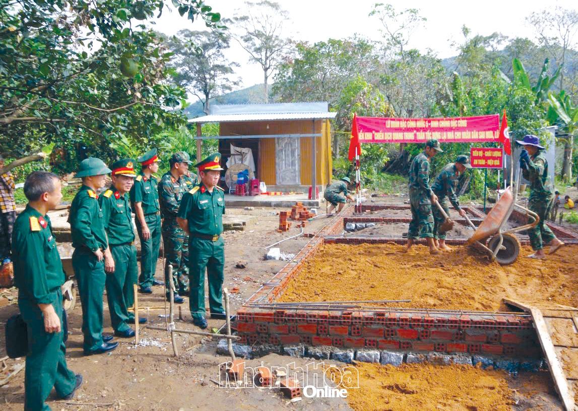 ថ្នាក់ដឹកនាំនៃកងពលតូចពិសេសកងទ័ពជើងទឹកទី៥ ចុះត្រួតពិនិត្យការសាងសង់ផ្ទះដើម្បីជួយប្រជាជនក្នុងតំបន់។