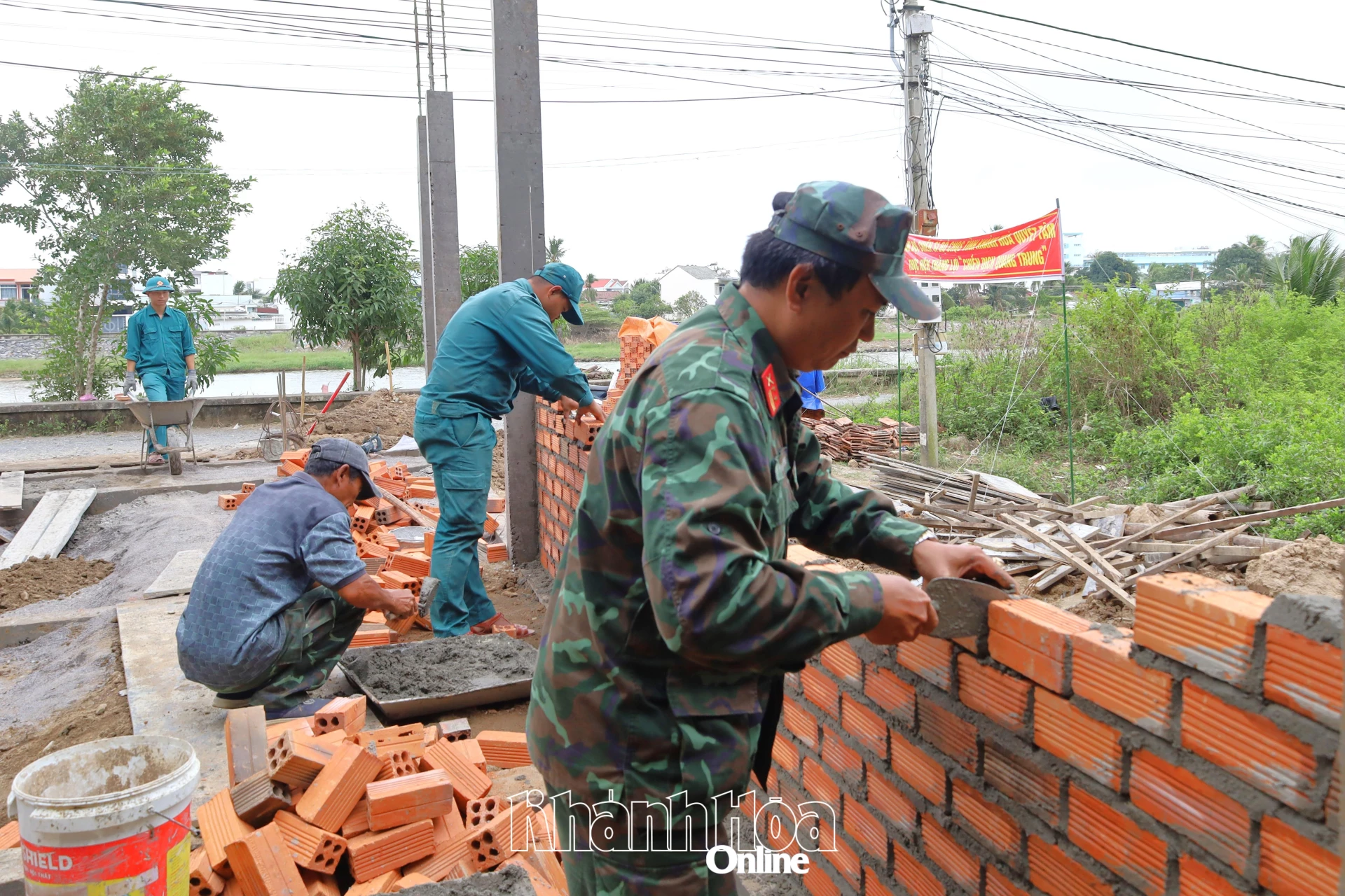 វរសេនីយ៍ឯក ឡេ ឌឹក ជុង បានត្រួតពិនិត្យគម្រោងសាងសង់ និងបានសាងសង់ផ្ទះមួយខ្នងដោយផ្ទាល់សម្រាប់គ្រួសារអ្នកស្រី ឡេ ធី ទុយយ៉ែត (សង្កាត់ណាំញ៉ាត្រាង)។