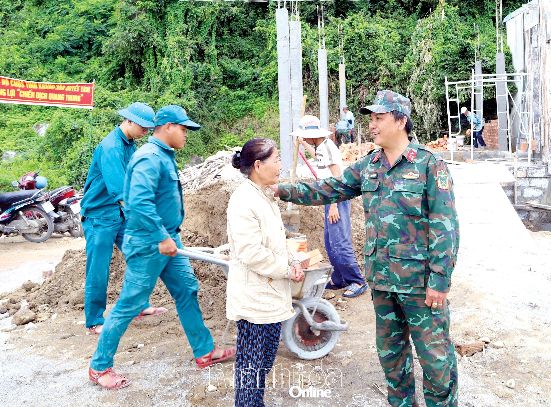 លោកវរសេនីយ៍ឯក ឡេ ឌឹក ទ្រុង បានលើកទឹកចិត្ត និងពិភាក្សាអំពីការងារជាមួយលោកស្រី ឡេ ធី ទុយយ៉ែត។