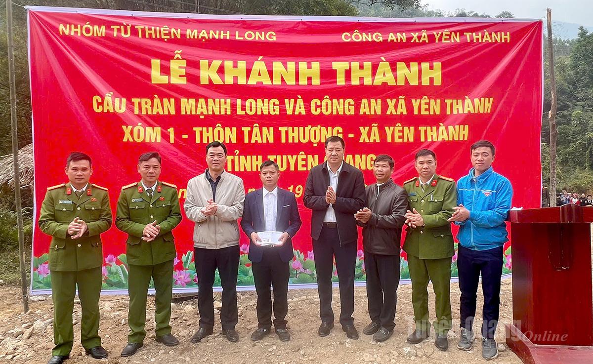 ថ្នាក់ដឹកនាំឃុំអៀនថាញ់បានប្រគល់អំណោយដល់ភូមិតាន់ធឿងនៅក្នុងពិធីសម្ពោធស្ពានទំនប់ទឹក។