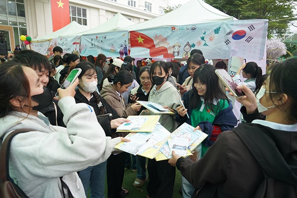 «កម្មវិធីបទពិសោធន៍វប្បធម៌កូរ៉េសម្រាប់និស្សិតទីក្រុងដាណាំងក្នុងឆ្នាំសិក្សា ២០២៥-២០២៦» កំពុងប្រព្រឹត្តទៅដោយភាពរីករាយយ៉ាងខ្លាំង។ Chương trình “Trải nghiệm văn hoá Hàn Quốc dành cho học sinh - sinh viên Đà Nẵng năm học 2025 - 2026” diễn ra sôi động.