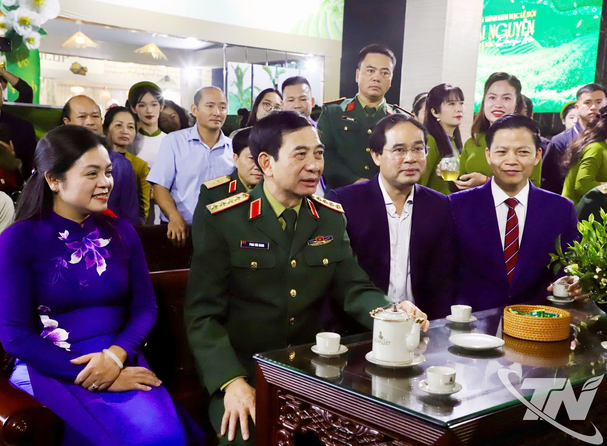 នាយឧត្តមសេនីយ៍ ផាន់ វ៉ាន់ យ៉ាង និងថ្នាក់ដឹកនាំដទៃទៀតនៃខេត្ត ថៃង្វៀន នៅតុតែក្នុងពិធីបុណ្យ។
