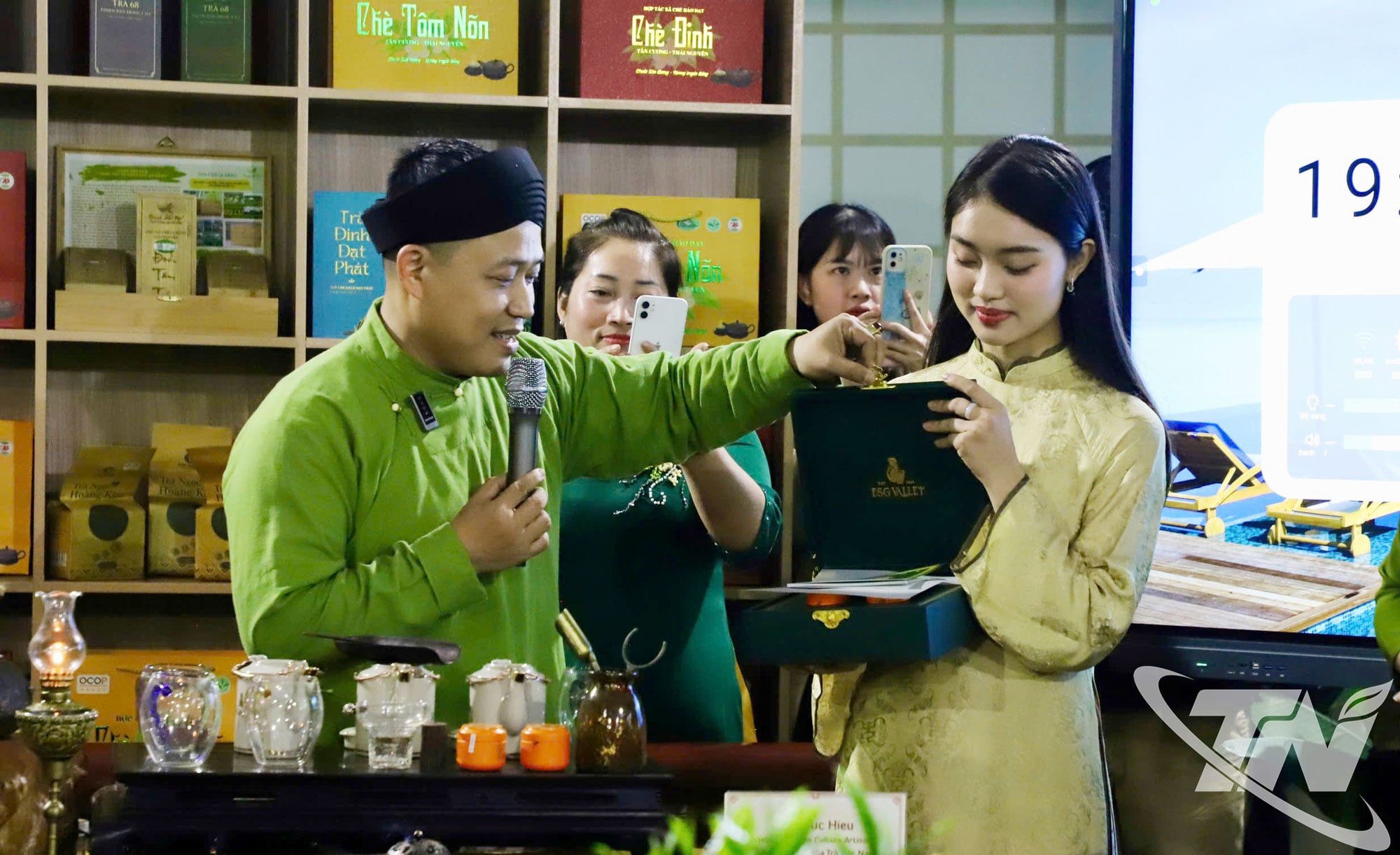 សិប្បករបង្ហាញសិល្បៈនៃការធ្វើតែ។