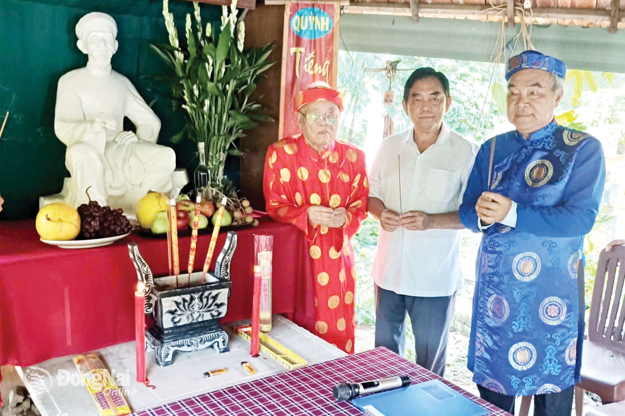 Associate Professor Dr. Huynh Van Toi, Chairman of the Vietnam Folk Arts Association branch in Dong Nai (center), offers incense in commemoration of the 259th anniversary of the birth of the great poet Nguyen Du at Kieu Garden, Tam Hiep ward. Photo: My Ny