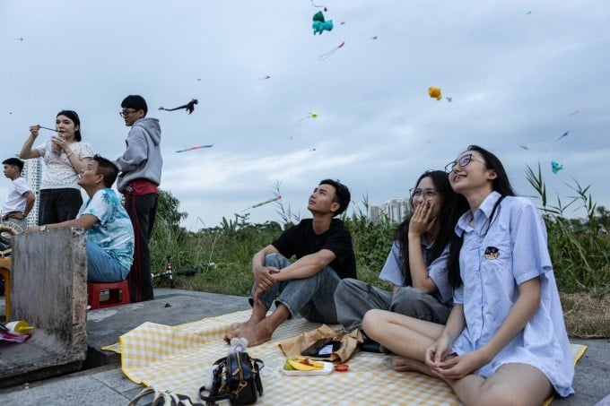 មនុស្ស​កំពុង​បង្ហោះ​ខ្លែង​នៅ​ជិត​ស្ពាន​បាសឺន ក្រុង​ហូជីមិញ។