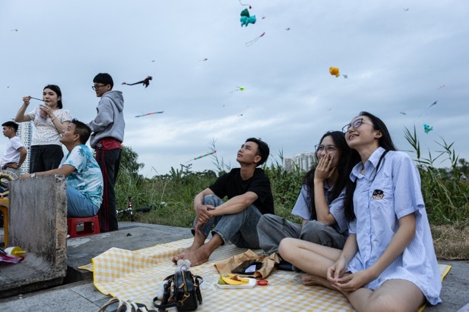 មនុស្សម្នាមកបង្ហោះខ្លែងនៅវាលស្រែក្បែរស្ពានបាសឺន។ រូបថត៖ ឃឿងង្វៀន។