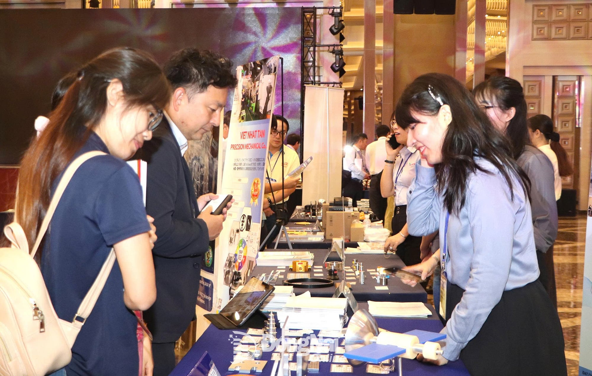 Japanese businesses learn about products from Vietnamese businesses at the Vietnam-Japan Business Matching Conference in November 2025.