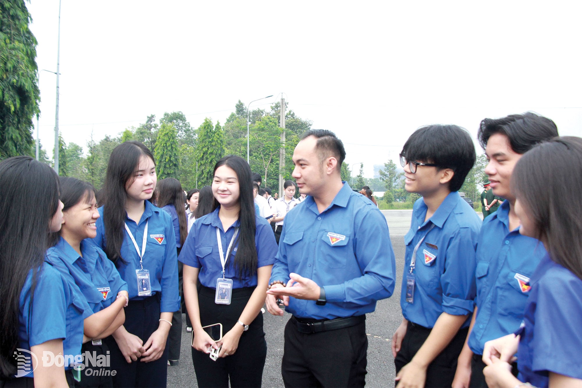 Mr. Nguyen Minh Quan (third from the right), Secretary of the Youth Union of Nguyen Trai High School, assigns tasks to members of the School Youth Union Executive Committee before the Youth Union activity takes place. Photo: Nga Son