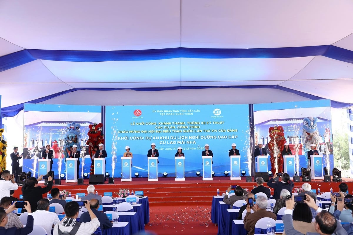 Các đại biểu ấn nút khởi công Dự án khu du lịch nghỉ dưỡng cao cấp Cù Lao Mái Nhà. Ảnh: XT.