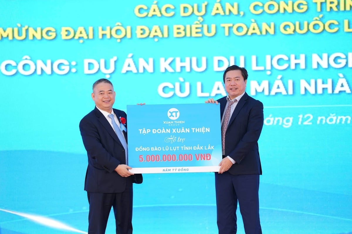 Lãnh đạo Tập đoàn Xuân Thiện trao 5 tỷ đồng ủng hộ tỉnh Đắk Lắk khắc phục hậu quả thiên tai, lũ lụt. Ảnh: XT.