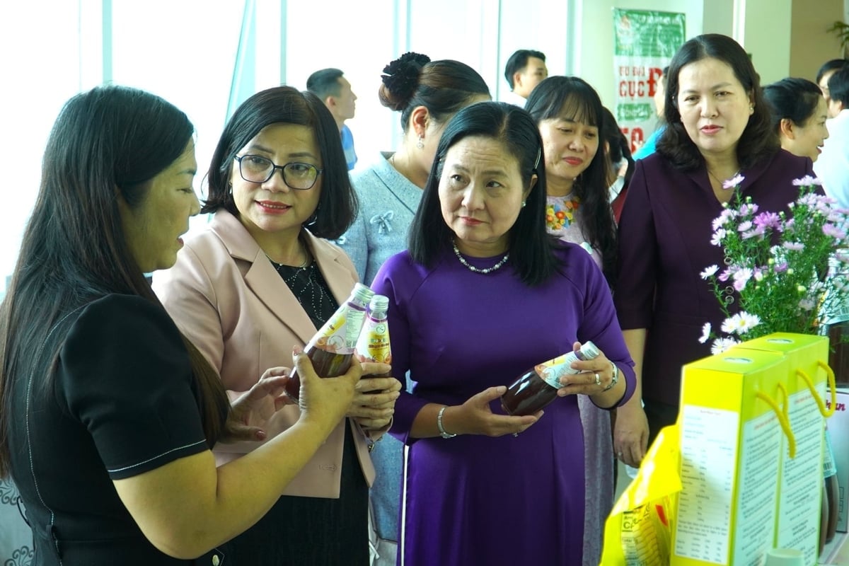 Đại diện Sở Nông nghiệp và Môi trường các tỉnh, thành phố tìm hiểu sản phẩm sữa gạo tím than. Ảnh: Kim Anh.