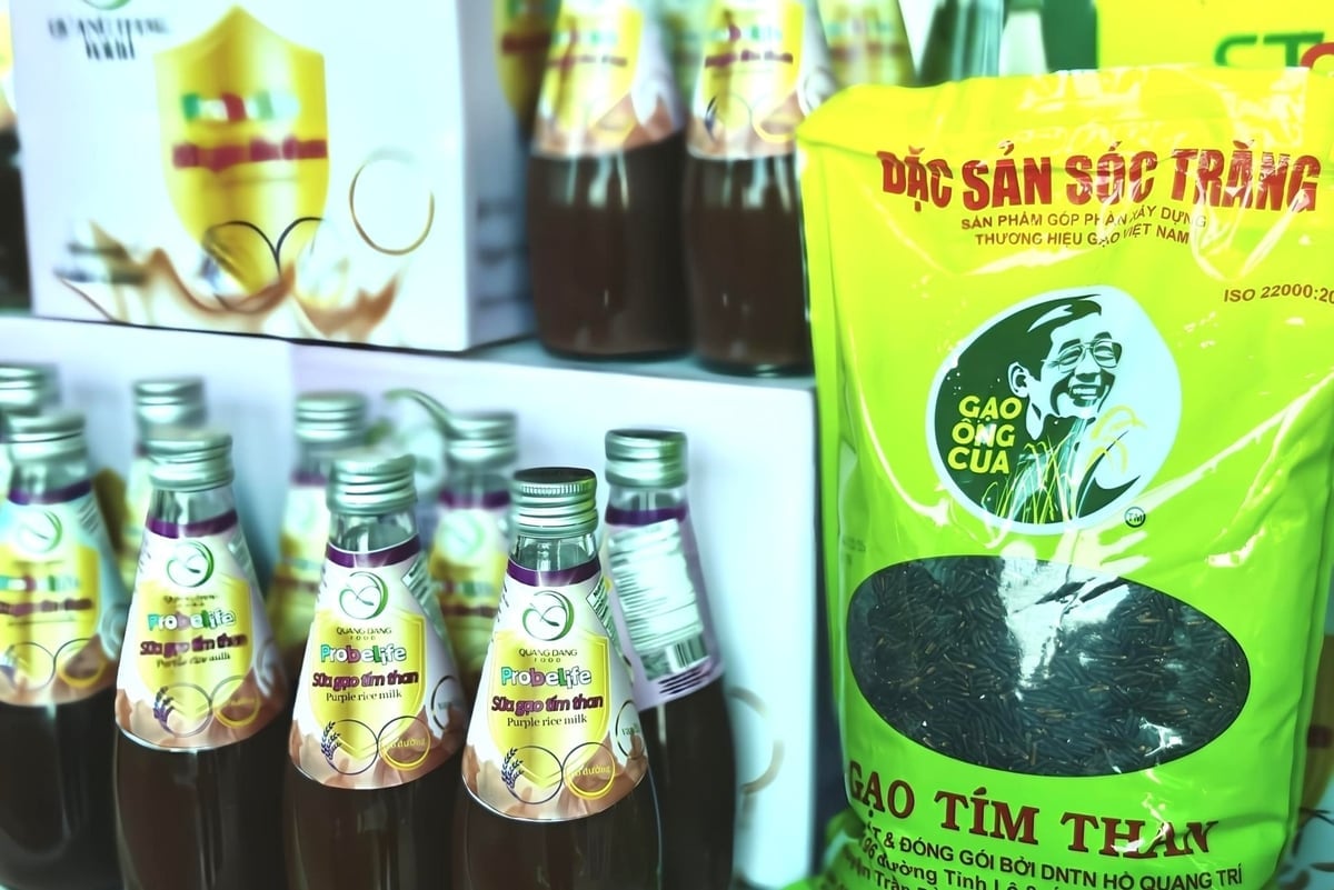 Sản phẩm sữa gạo tím than thu hút sự chú ý của nhiều đại biểu tại Hội nghị kết nối giao thương của TP. Cần Thơ với các tỉnh, thành. Ảnh: Kim Anh.