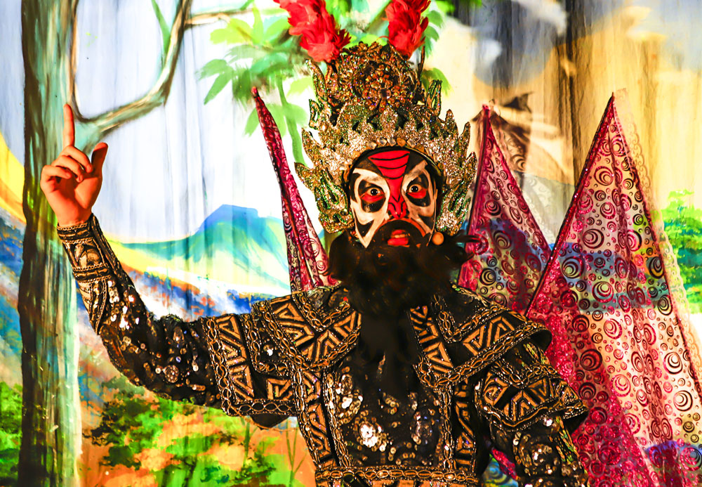 The body movements are decisive, the gaze is expressive during the performance, conveying the character's emotions with high intensity, reflecting the distinctive performance language of traditional art.