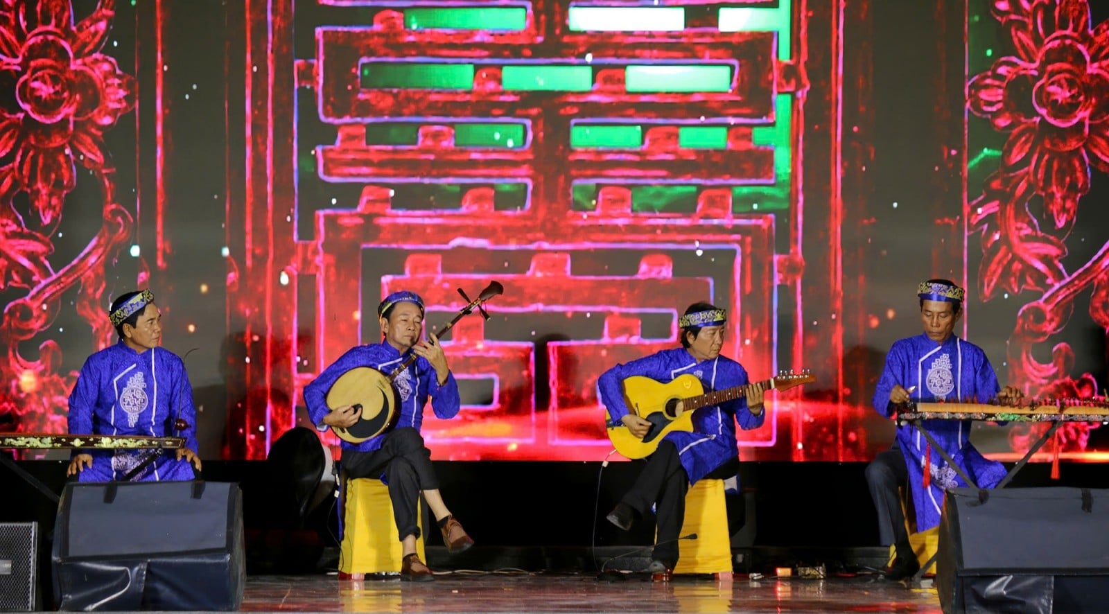 Slavnostní zakončení soutěže v tradiční hudbě a zpěvu provincie An Giang.