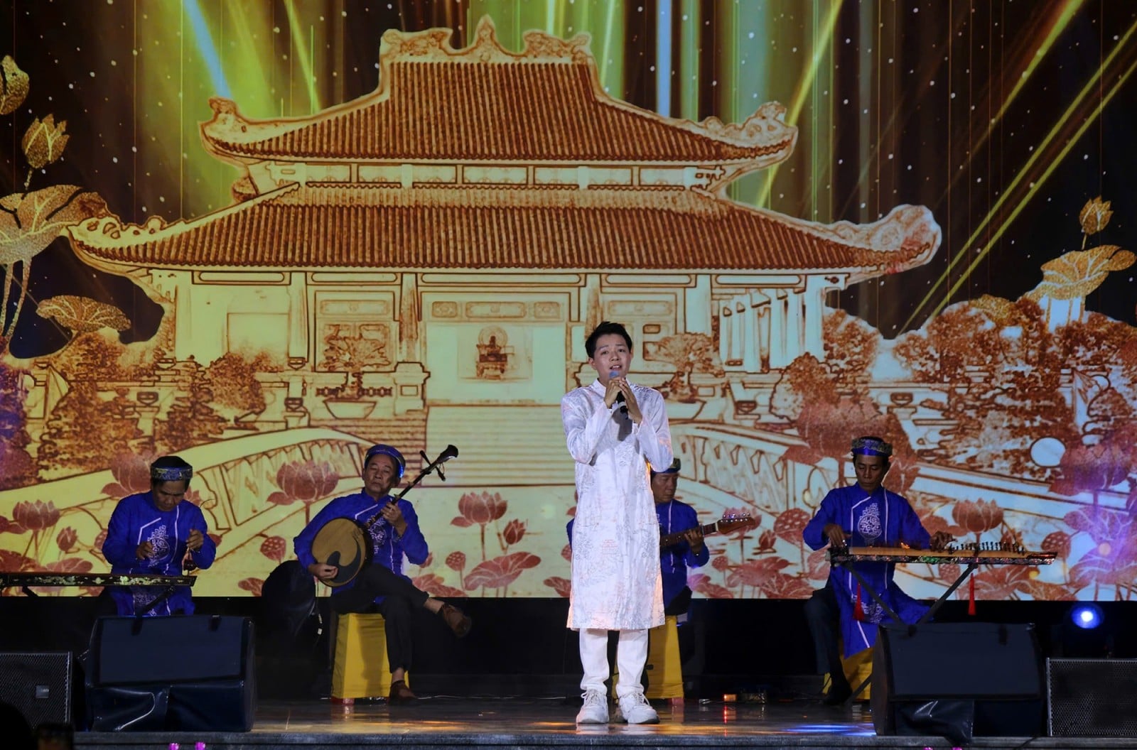 Slavnostní zakončení soutěže v tradiční hudbě a zpěvu provincie An Giang.
