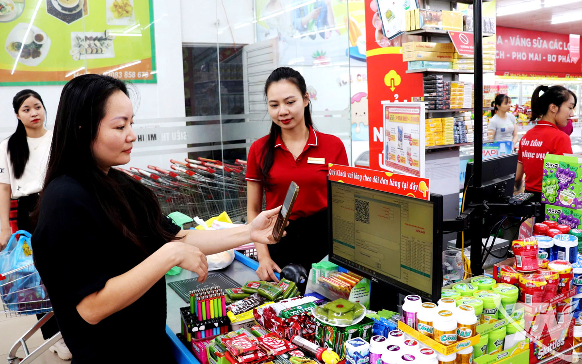 Nhờ đẩy mạnh chuyển đổi số, hệ sinh thái tiêu dùng và thanh toán số ngày càng được ứng dụng rộng rãi tại các siêu thị, cửa hàng tiện ích trên địa bàn tỉnh. Ảnh: T.L
