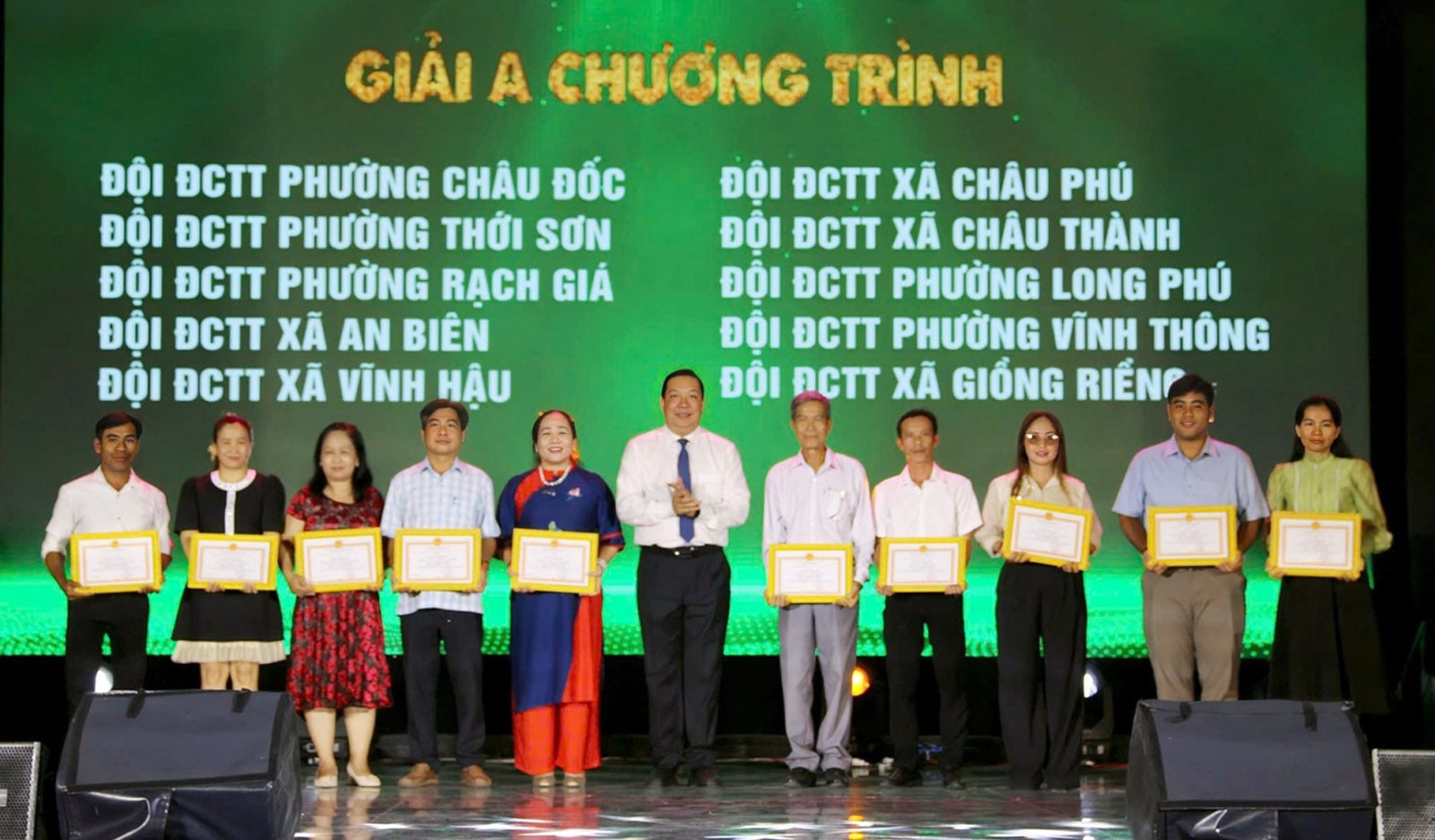 Slavnostní zakončení soutěže v tradiční hudbě a zpěvu provincie An Giang.