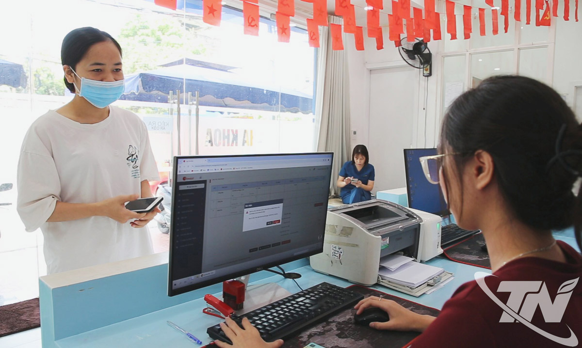 Nhân viên một cơ sở kinh doanh ở phường Vạn Xuân in hóa đơn điện tử khởi tạo từ máy tính tiền cho khách hàng.