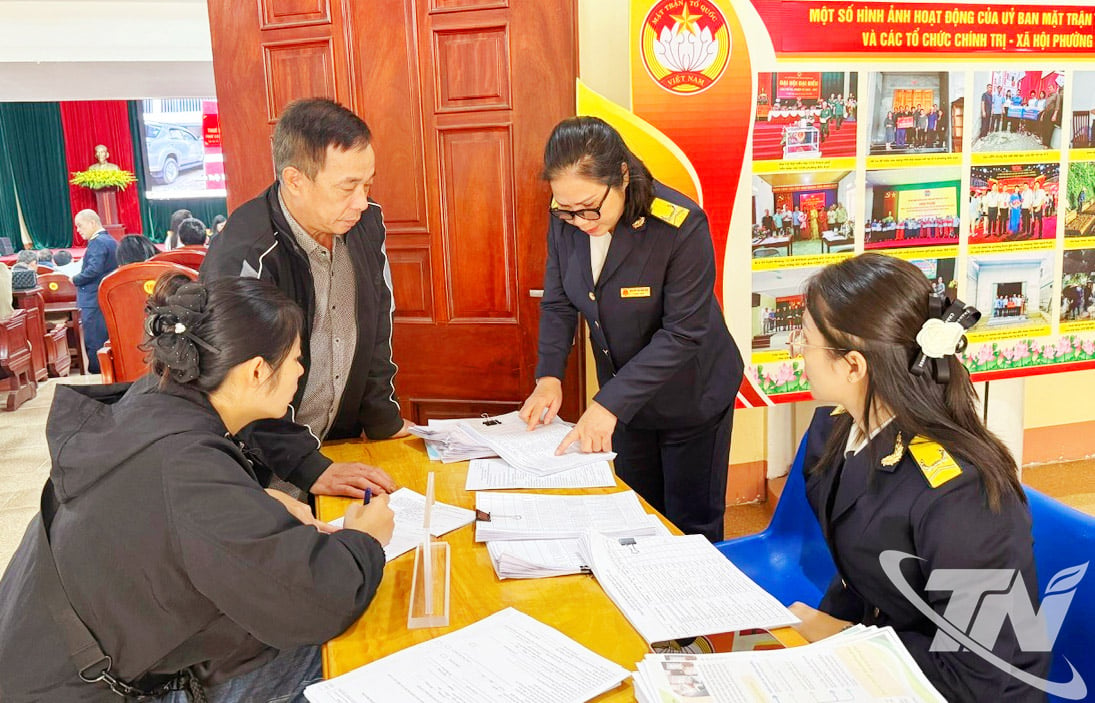 Cán bộ Thuế cơ sở 6 tuyên truyền tới hộ kinh doanh về xóa bỏ thuế khoán, chuyển sang kê khai.
