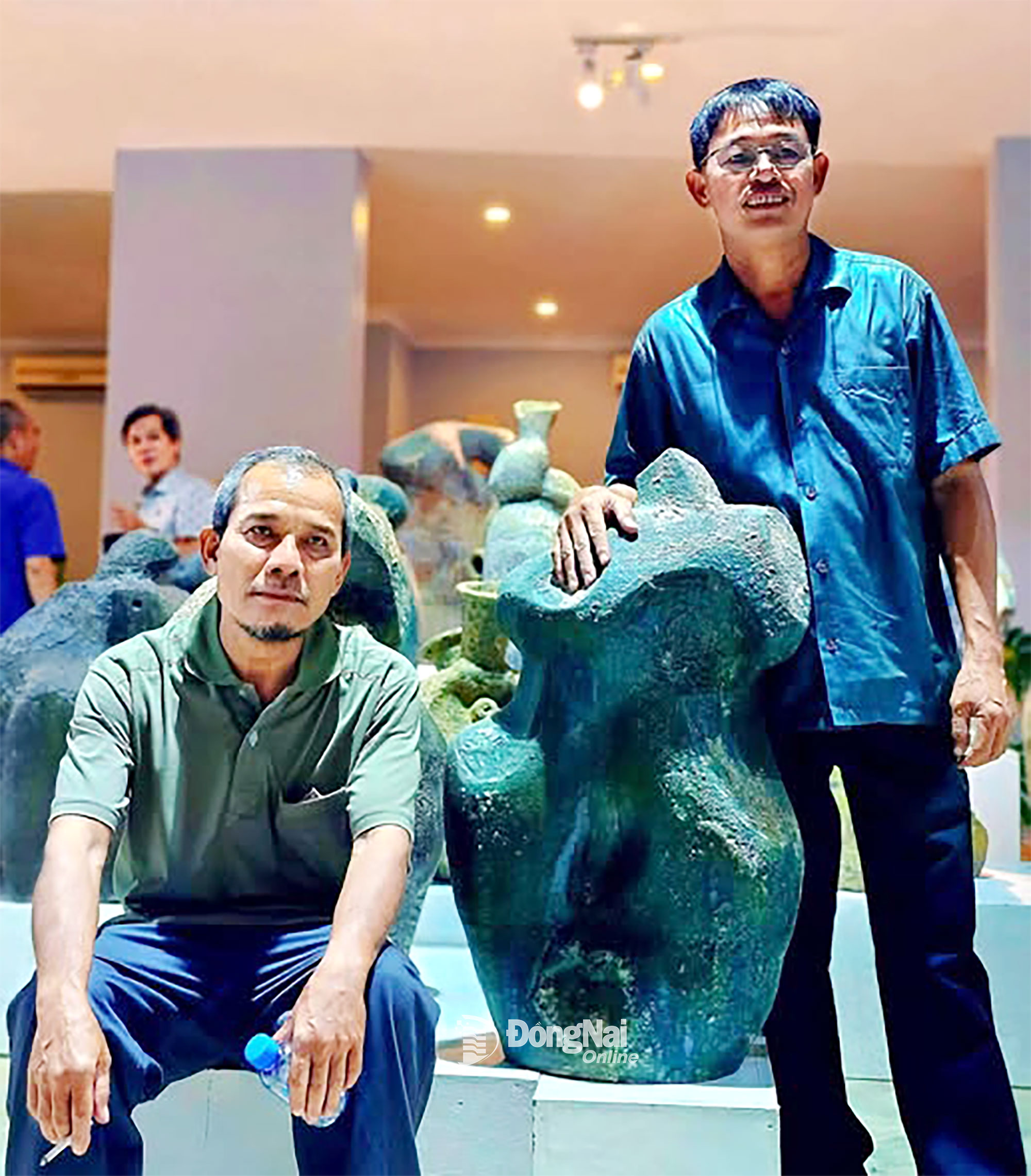 Die Künstler Tran Chi Ly (sitzend) und Vo Van Viet bei der Tran-Vo-Keramikausstellung im Stadtteil Thuan An von Ho-Chi-Minh-Stadt. Foto: Cam Thanh