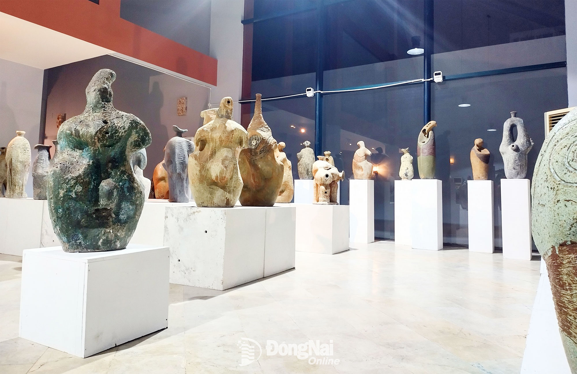 Die Werke der Maler Tran Chi Ly (sitzend) und Vo Van Viet nahmen an der Tran-Vo Keramikausstellung im Stadtteil Thuan An in Ho-Chi-Minh-Stadt teil.