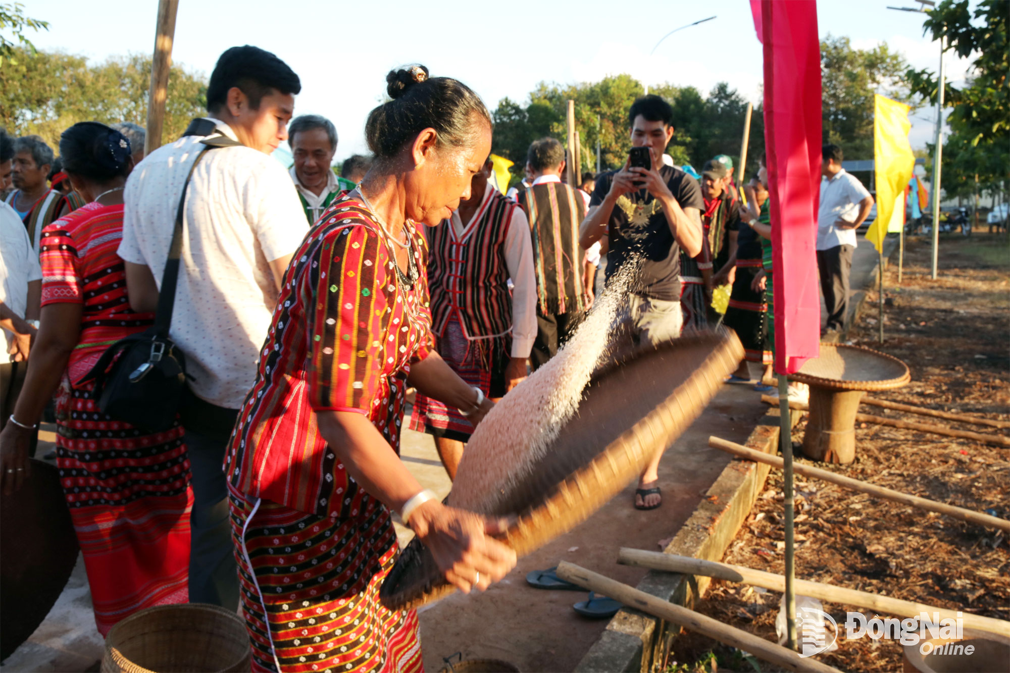 ប្រជាជន​នៅ​ភូមិ​តូចៗ​ក្នុង​ឃុំ​តឹន​ហ៊ឹង​ចូលរួម​ក្នុង​ការ​ប្រកួត​វាយ​ស្រូវ។ រូបថត៖ ទ្រឿង​ហៀន។