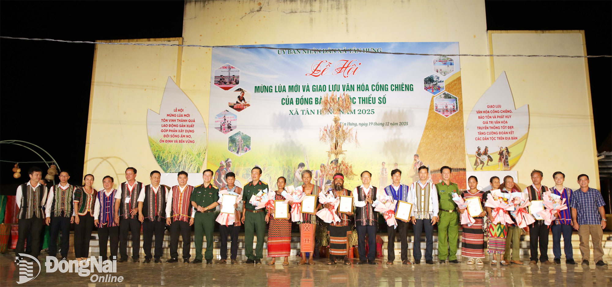 ពានរង្វាន់​ដែល​បាន​ប្រគល់​ជូន​ក្រុម​នានា​នៅ​ក្នុង​ការ​ប្រកួត​វាយ​ស្រូវ។ រូបថត៖ ទ្រឿង ហៀន