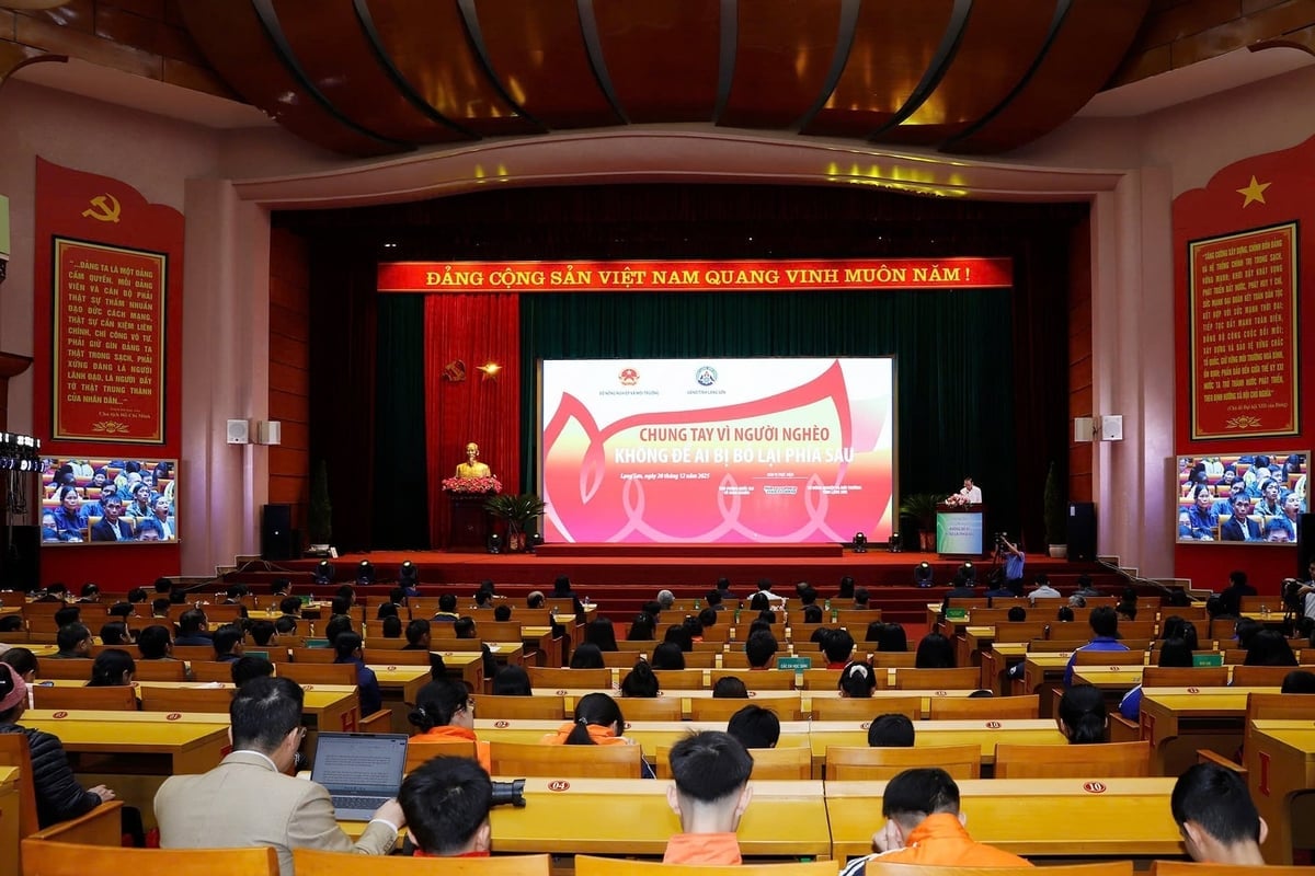 'Chung tay vì người nghèo – Không để ai bị bỏ lại phía sau'. Ảnh: Khương Trung.