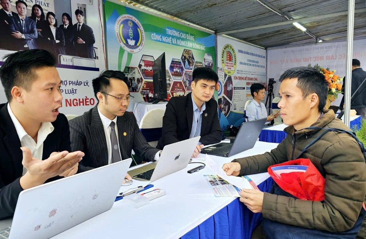 Tư vấn pháp luật cho người dân ở Lạng Sơn. Ảnh: Bảo Khang.